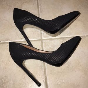Aldo black snakeskin patterned pointy toe pump